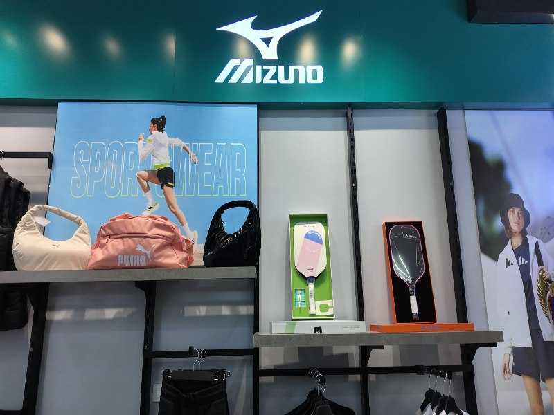 Cửa hàng thời trang thể thao trưng bày khoa học, đồng bộ theo hệ thống vận hành của Green Holding Sports.