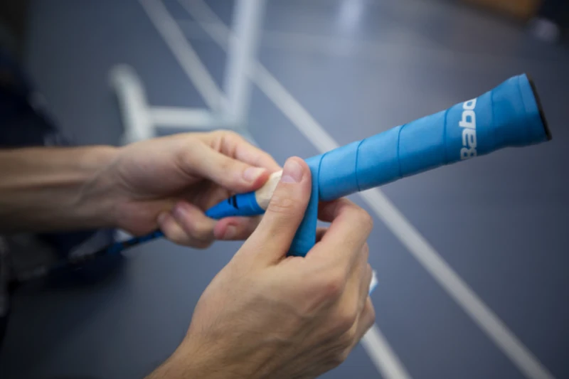 cach quan can vot cau long 4